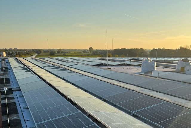 Verantwoord ondernemen met zonnepanelen op een dak