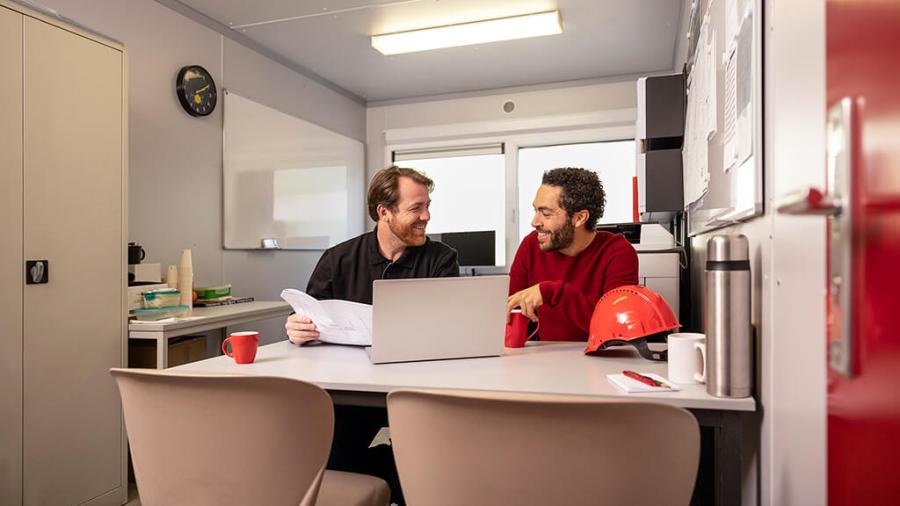 twee mannen die een nacalculatie in de bouw aan het doen zijn