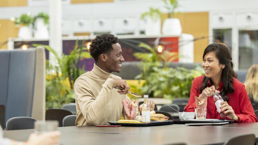 Een man en een vrouw aan de lunchtafel