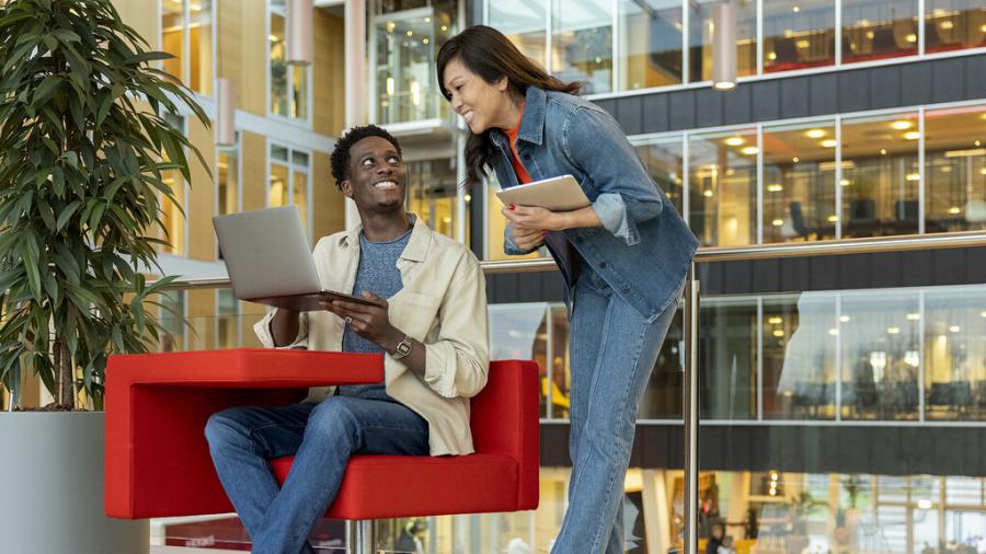 Man en vrouw kijken samen naar laptop