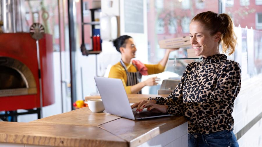 Waarom grote bedrijven de e-facturatiegolf aanjagen – en kmo’s nu volgen